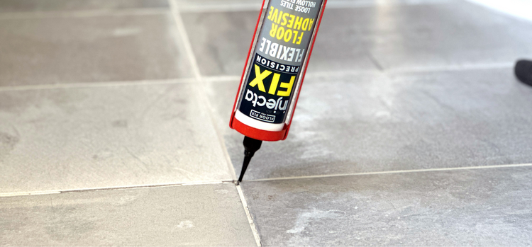 Repareer losse en holle tegels en piepende vloeren